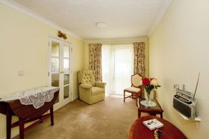 LIVING ROOM- click for photo gallery